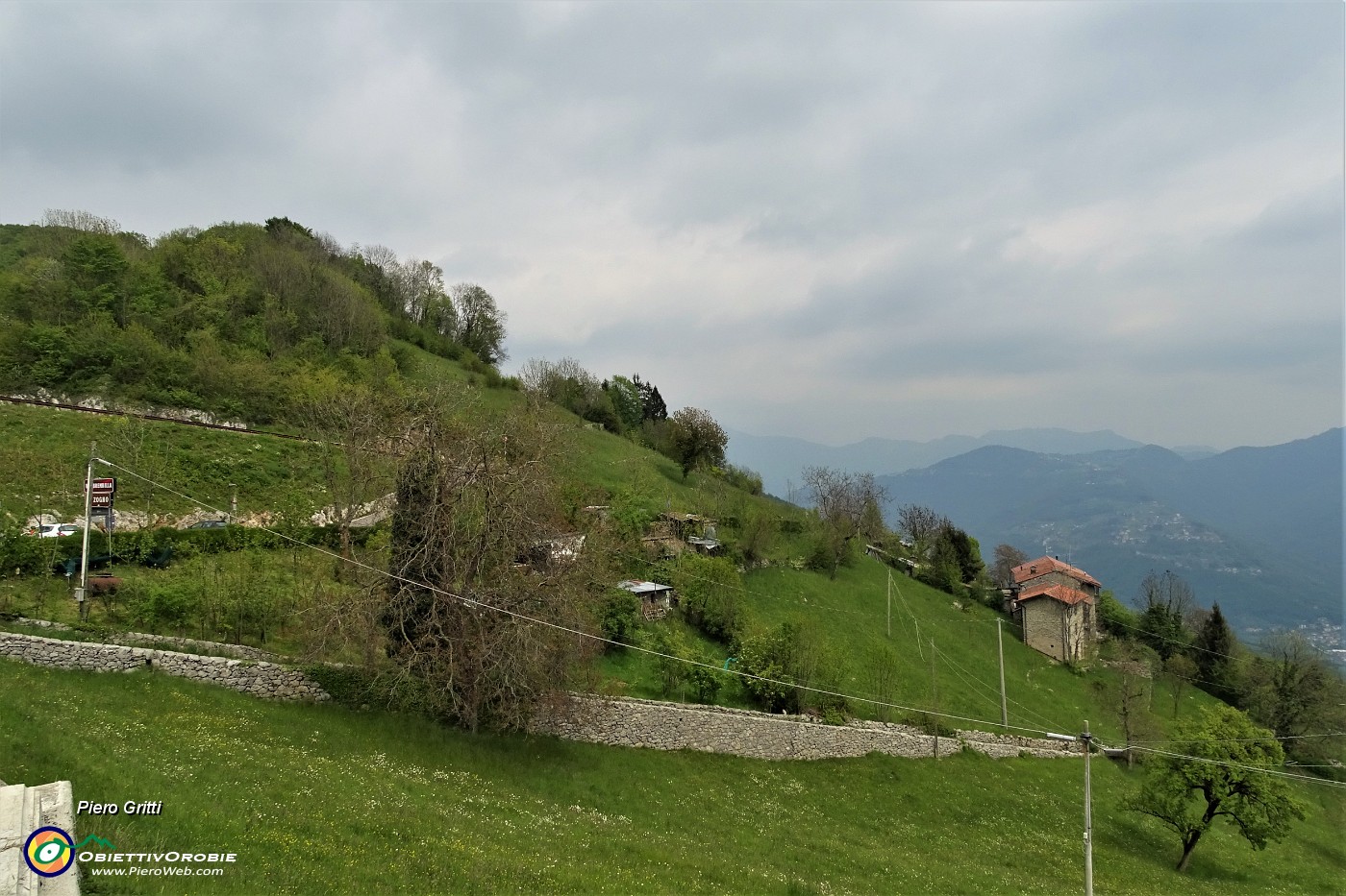 77 Da S. Antonio Abb. vista sul sentiero 505A-B di discesa a Zogno.JPG